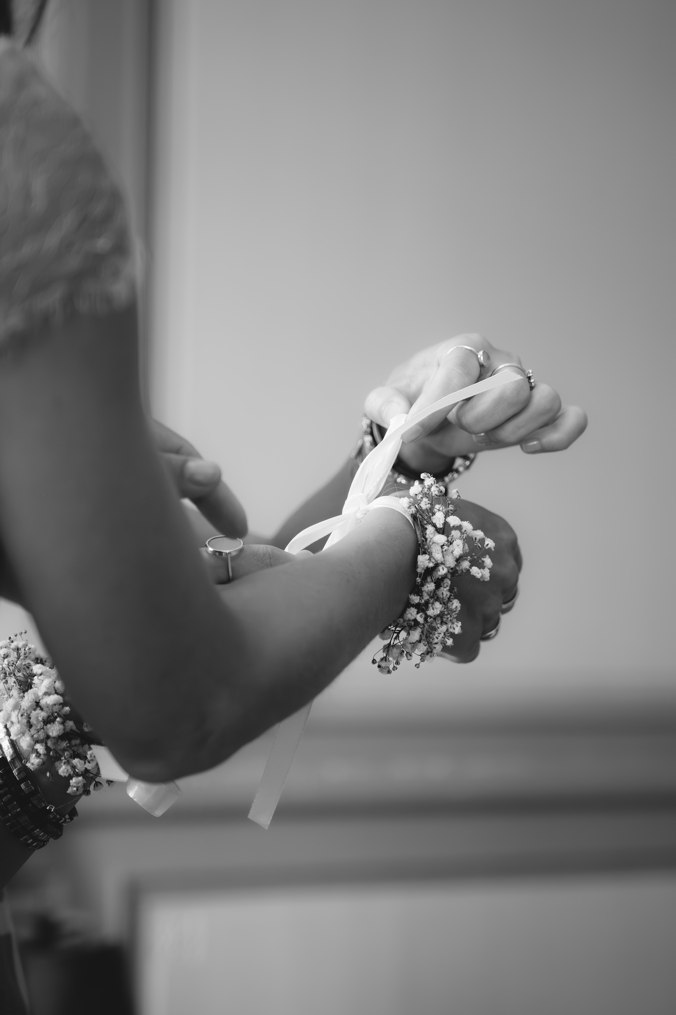 Une demoiselle d'honneur aidant la future mariée à se préparer pour célébrer son mariage à Paris