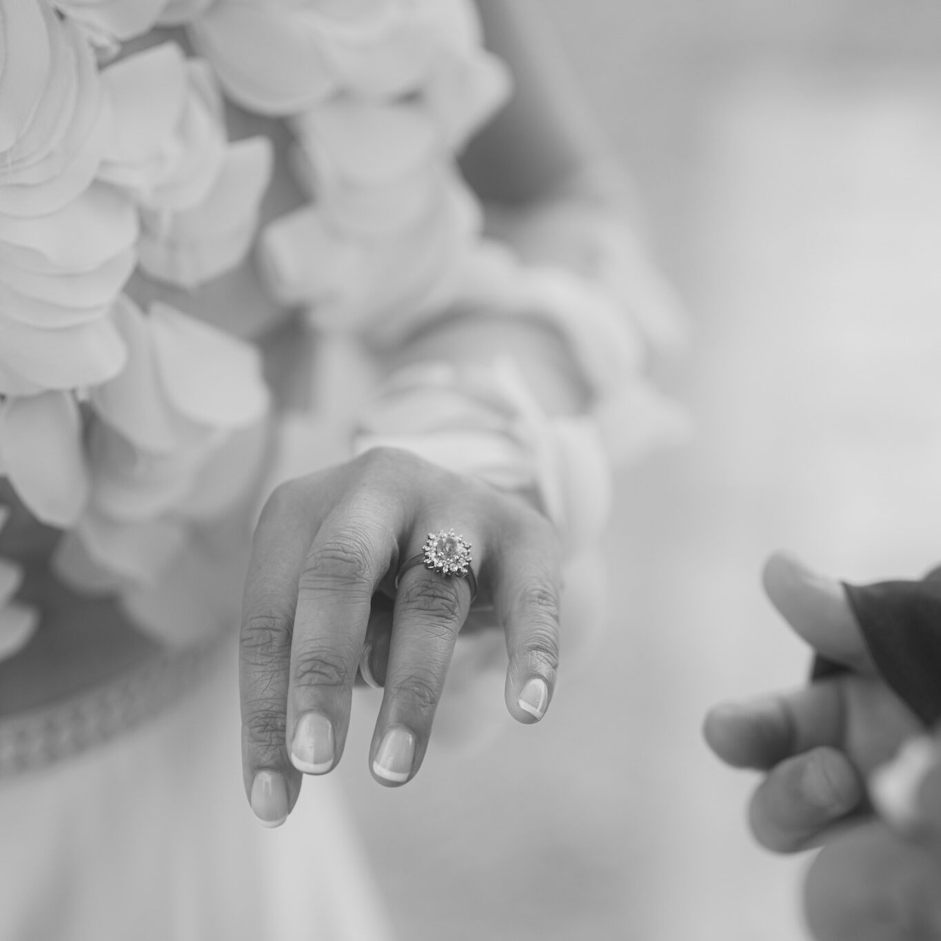 Gros plan sur la bague de la mariée, devant une mairie à Paris.