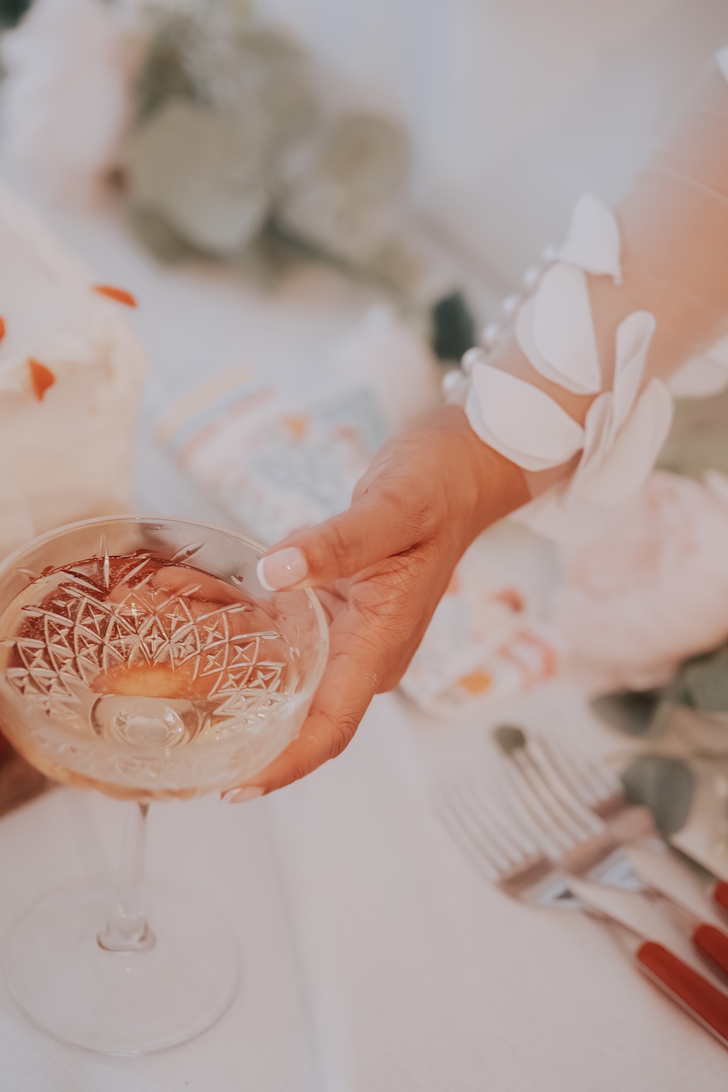 détail de la décoration des table pour la célébration d'un mariage
