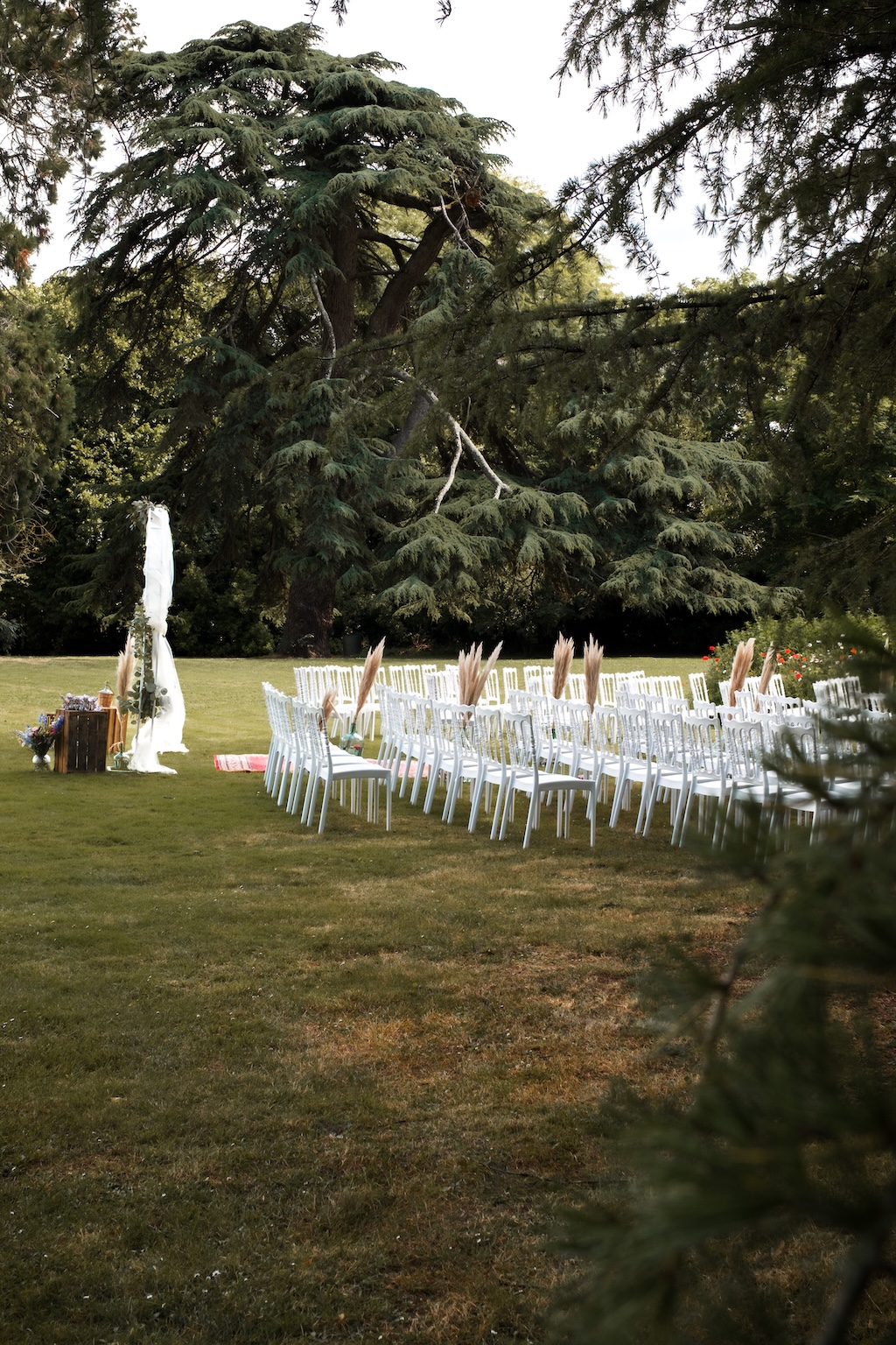 Détail des décoration de cérémonie d'un mariage laïque dans un jardin parisien