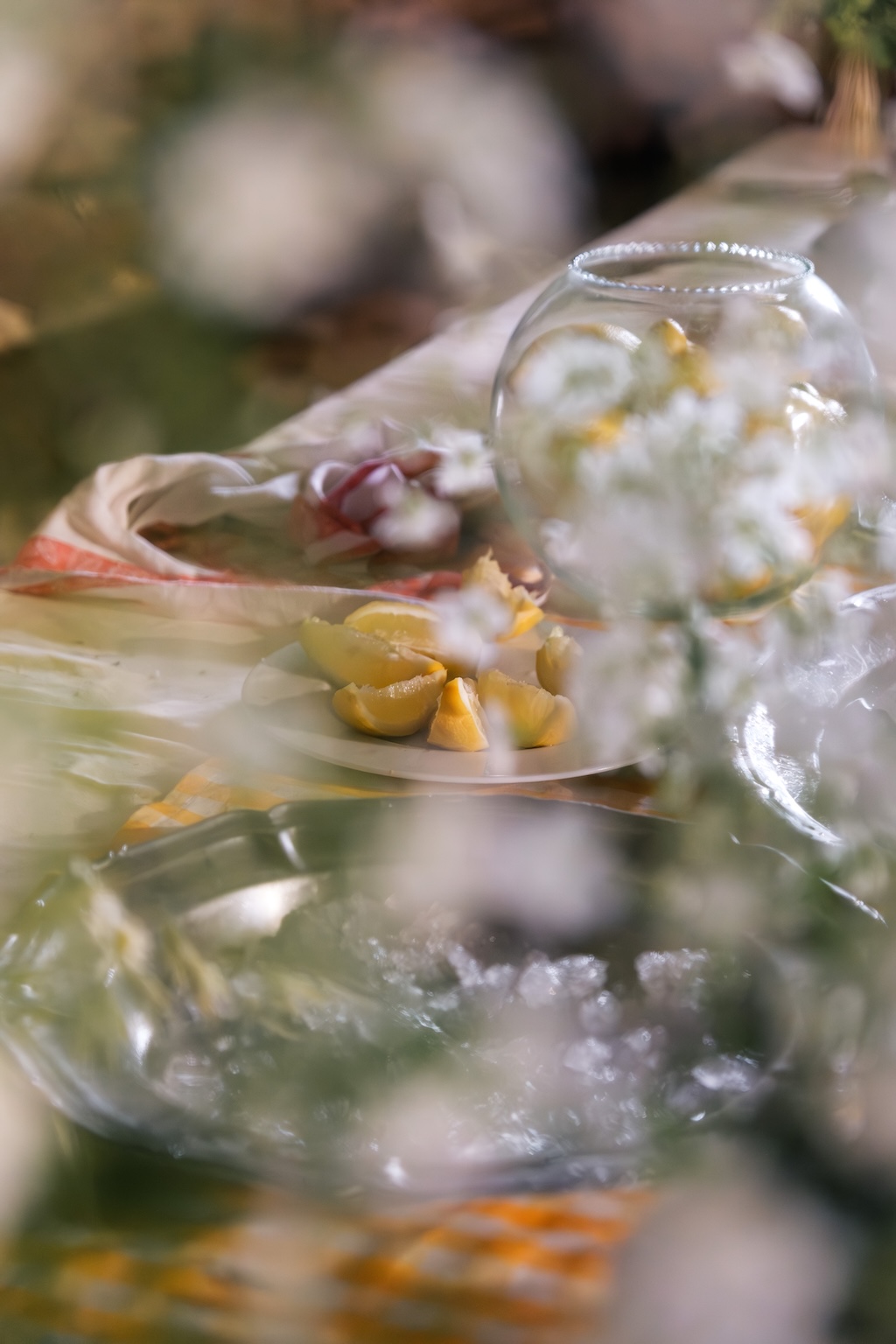 Détail des décorations des table du repas d'un mariage à Paris