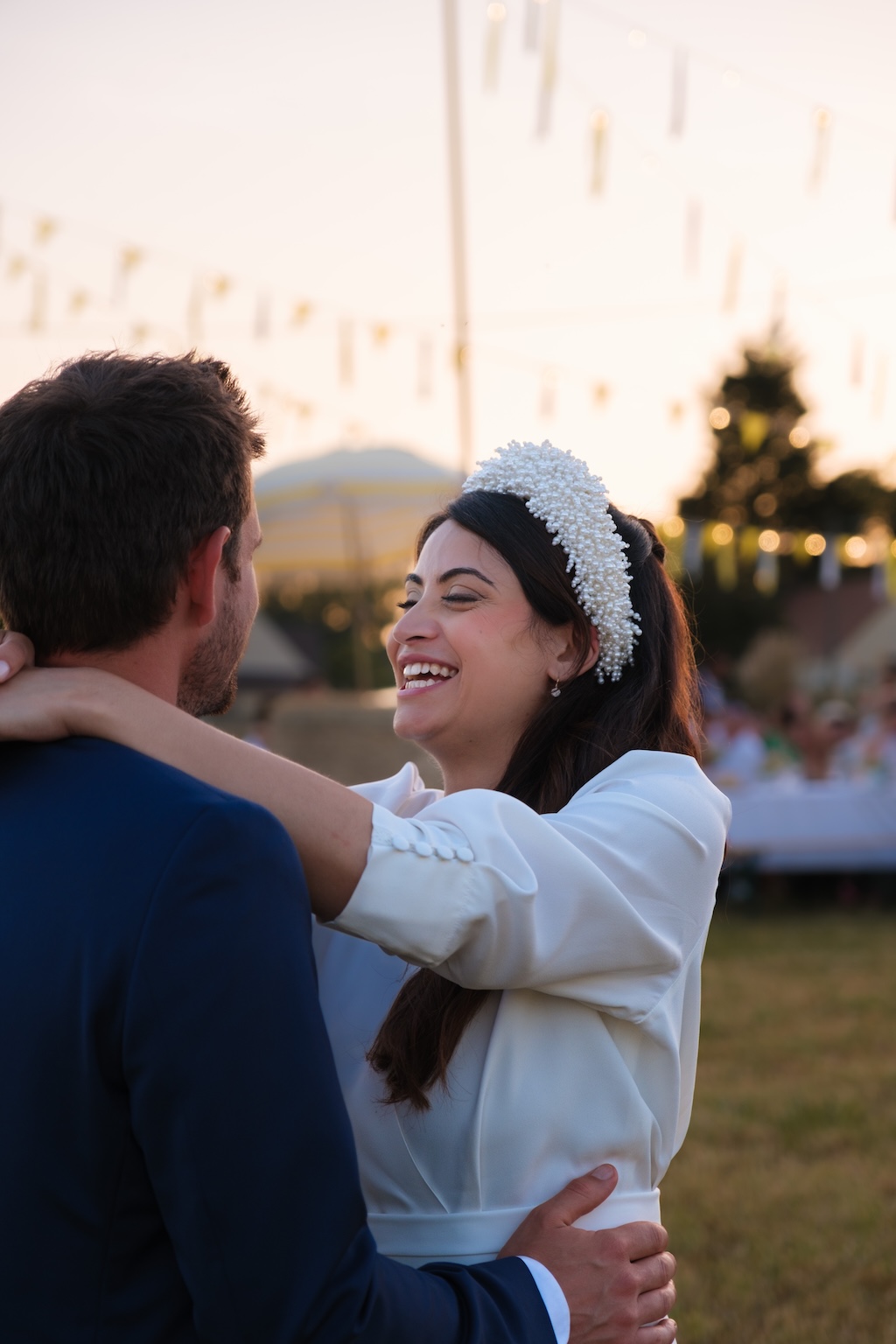 Couple marié dans un jardin pendant leur mariage à Paris