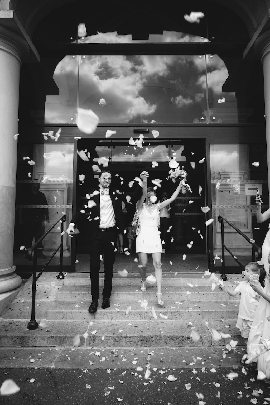 Un couple marié sortant de la mairie de Paris