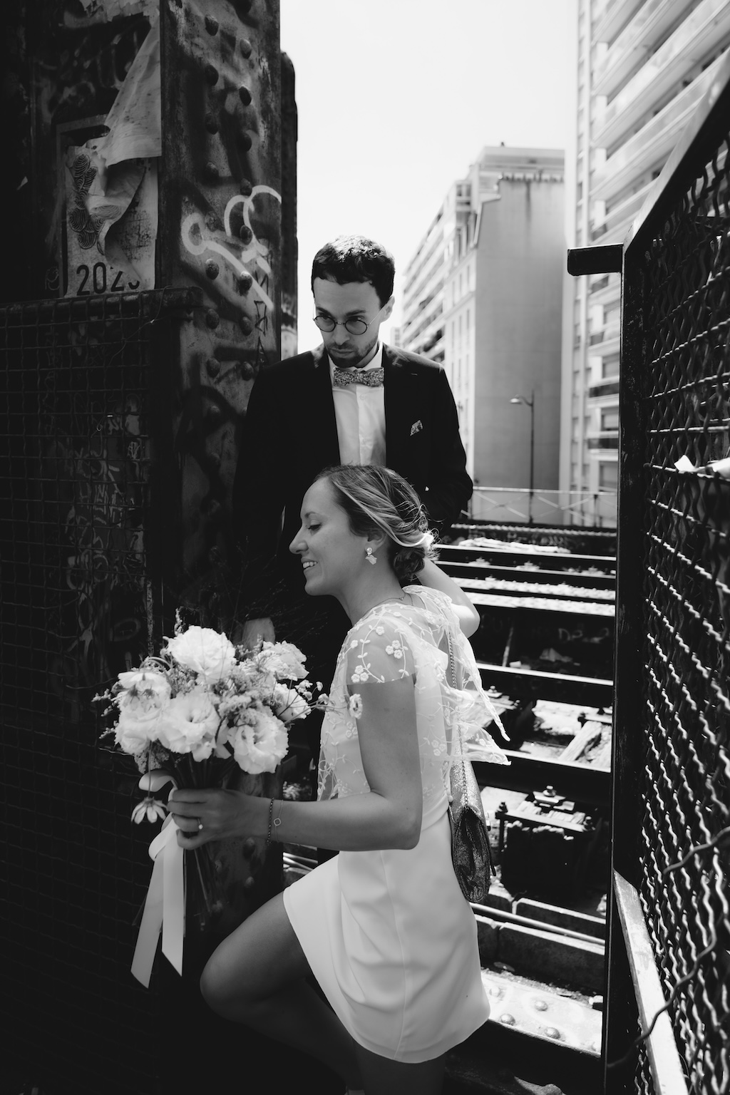 Un homme aidant sa femme à monter des escaliers à Paris