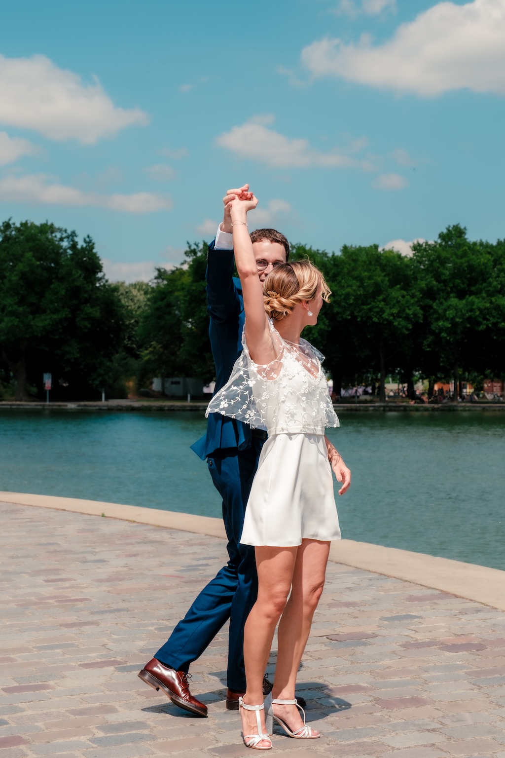 Un couple marié dansant au bord de la seine à Paris