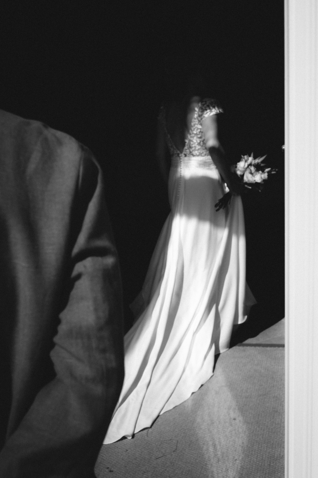 Robe de mariée de dos dans l'église pour un mariage