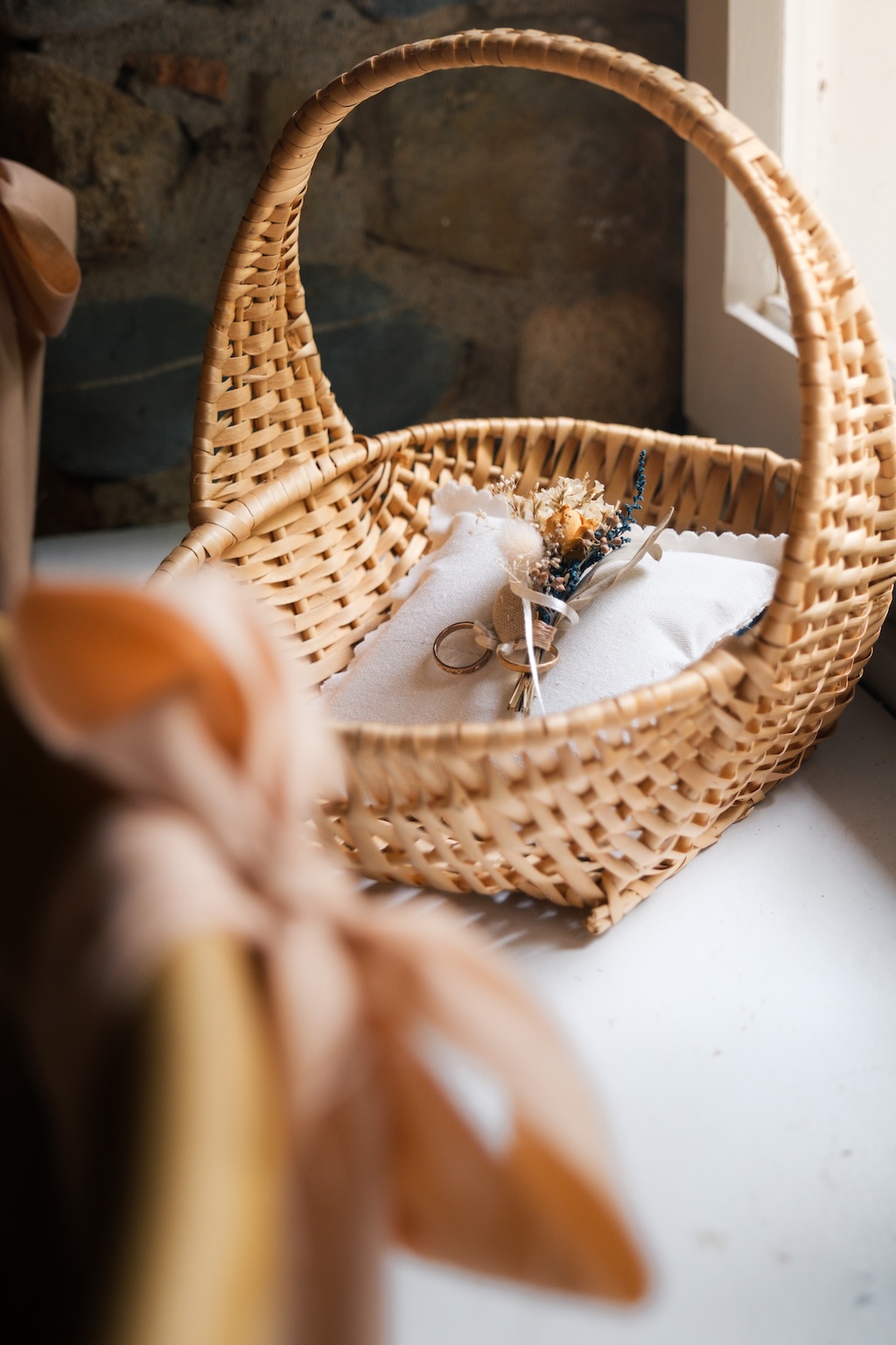 Bagues et alliances de mariage dans un panier en osier