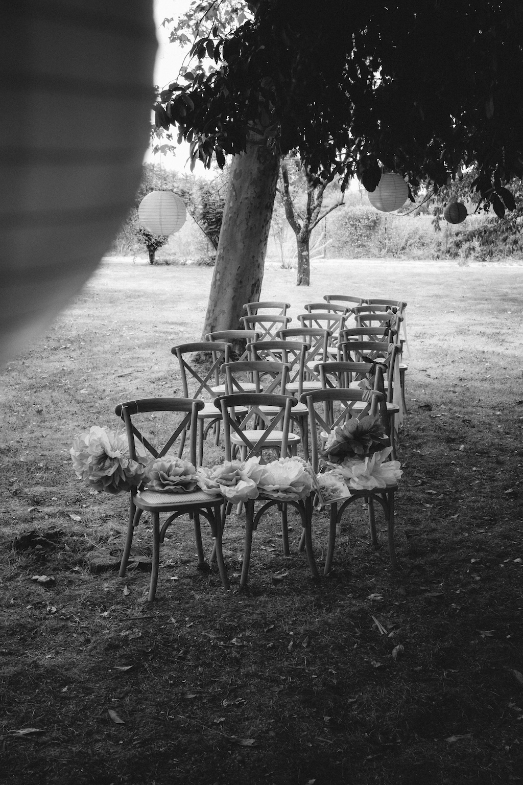 Décoration des chaises pour la cérémonie laïque d'un mariage en ile-de-france