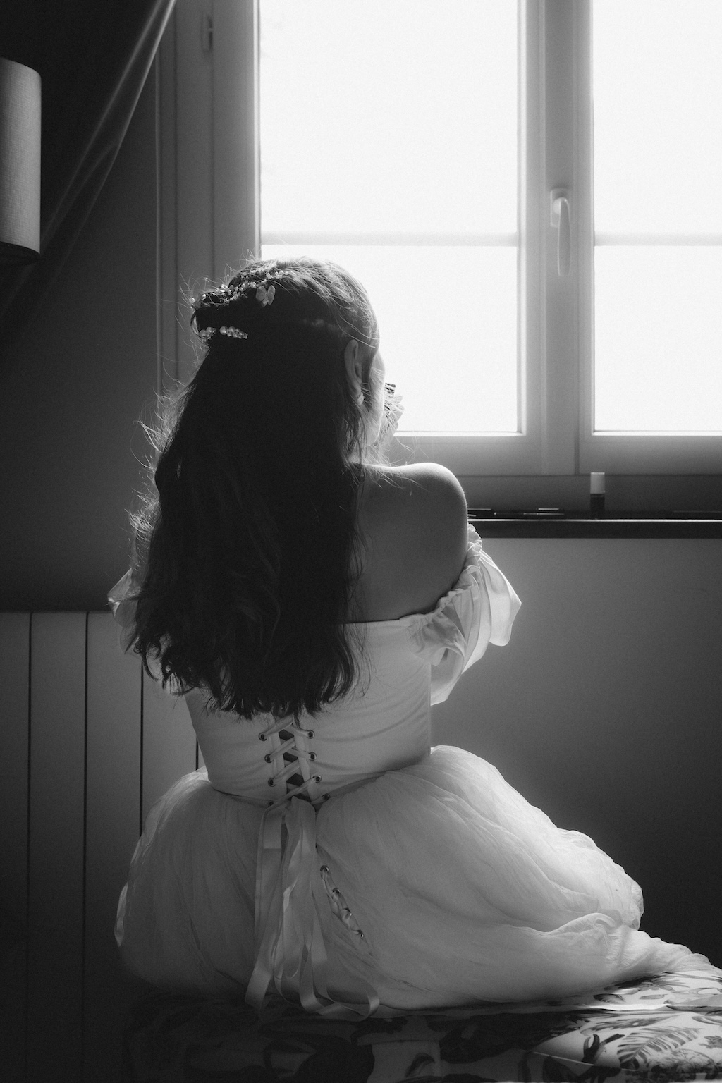 Maquillage de la mariée pendant les préparatif d'un mariage à Paris