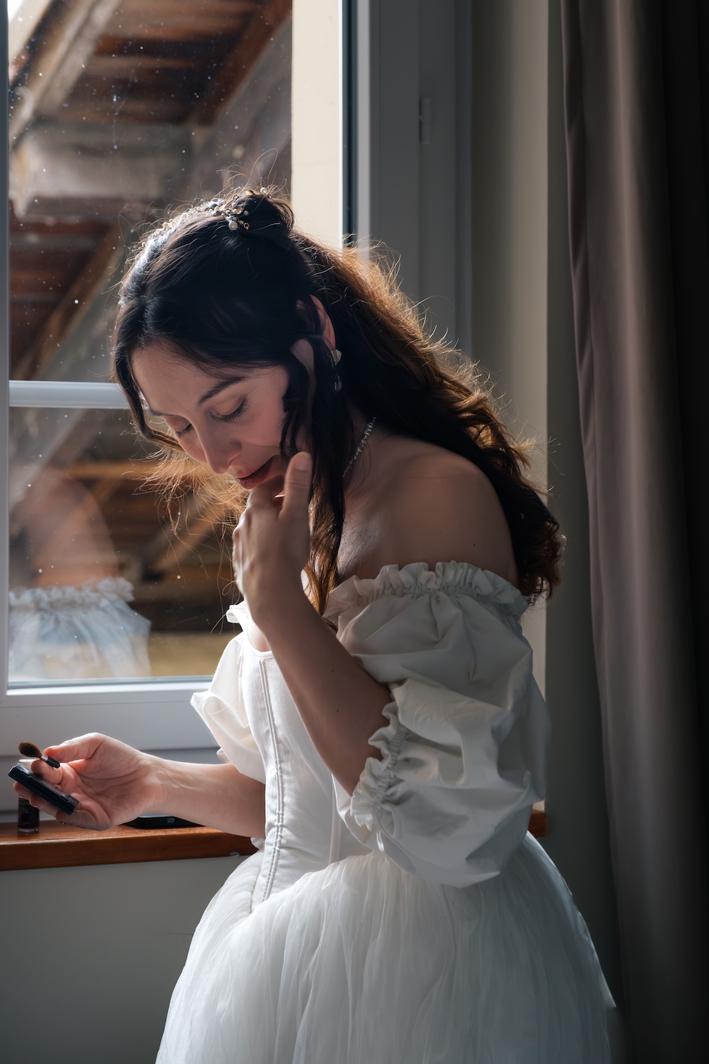 Une femme en robe de mariée pendant les préparatif de son mariage en ile de france