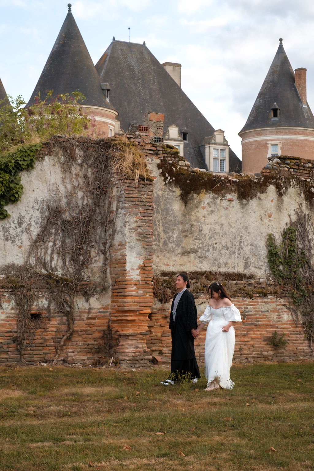 Couple devant un château en ile de France