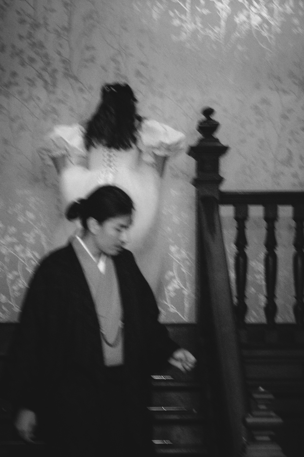 Couple dans les escaliers d'un domaine de mariage en région Parisienne 