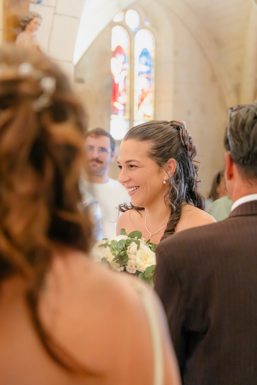 Portrait d'une femme mariée dans l'église pour son mariage à Paris