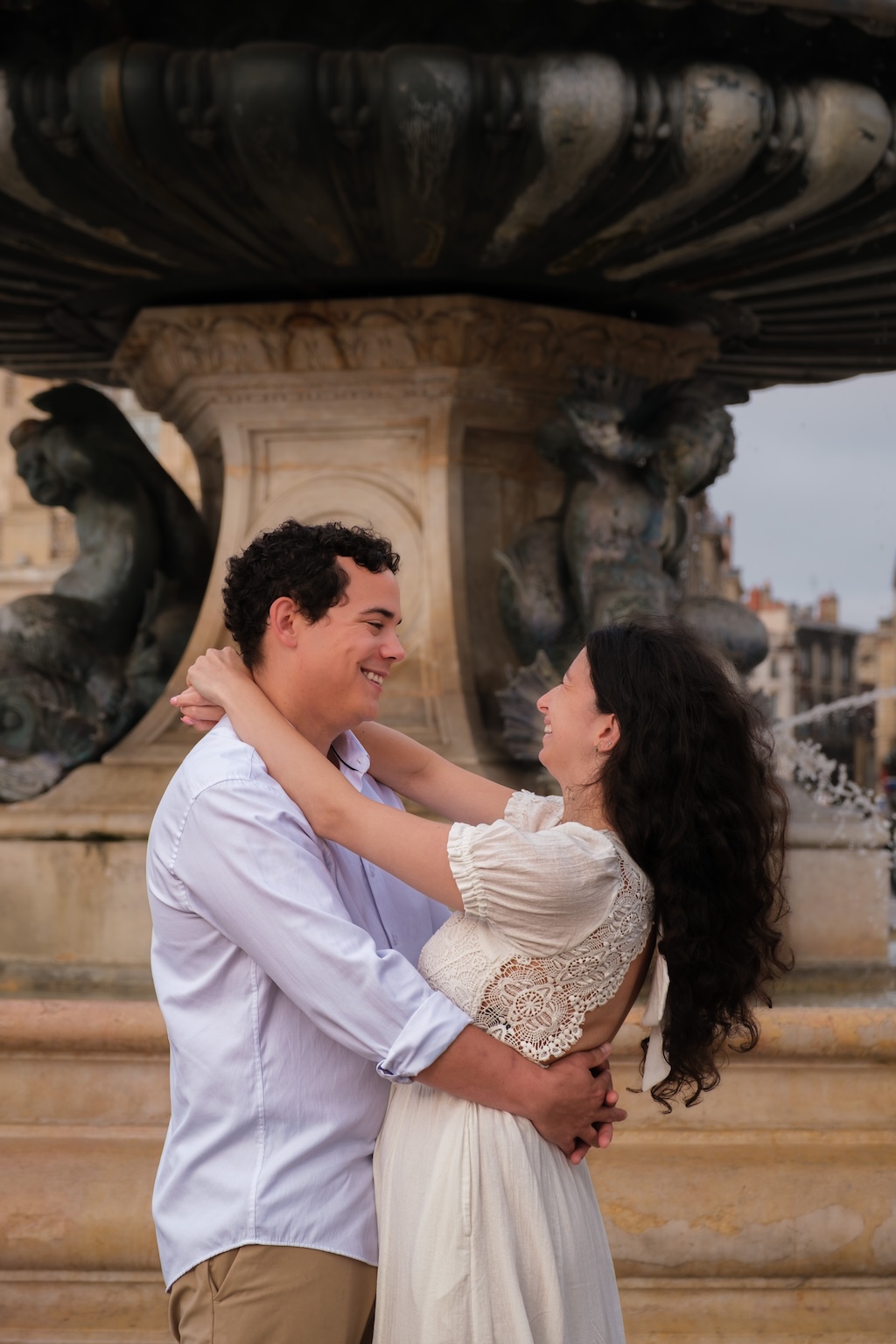 Couple se regardant devant une fontaine à Paris