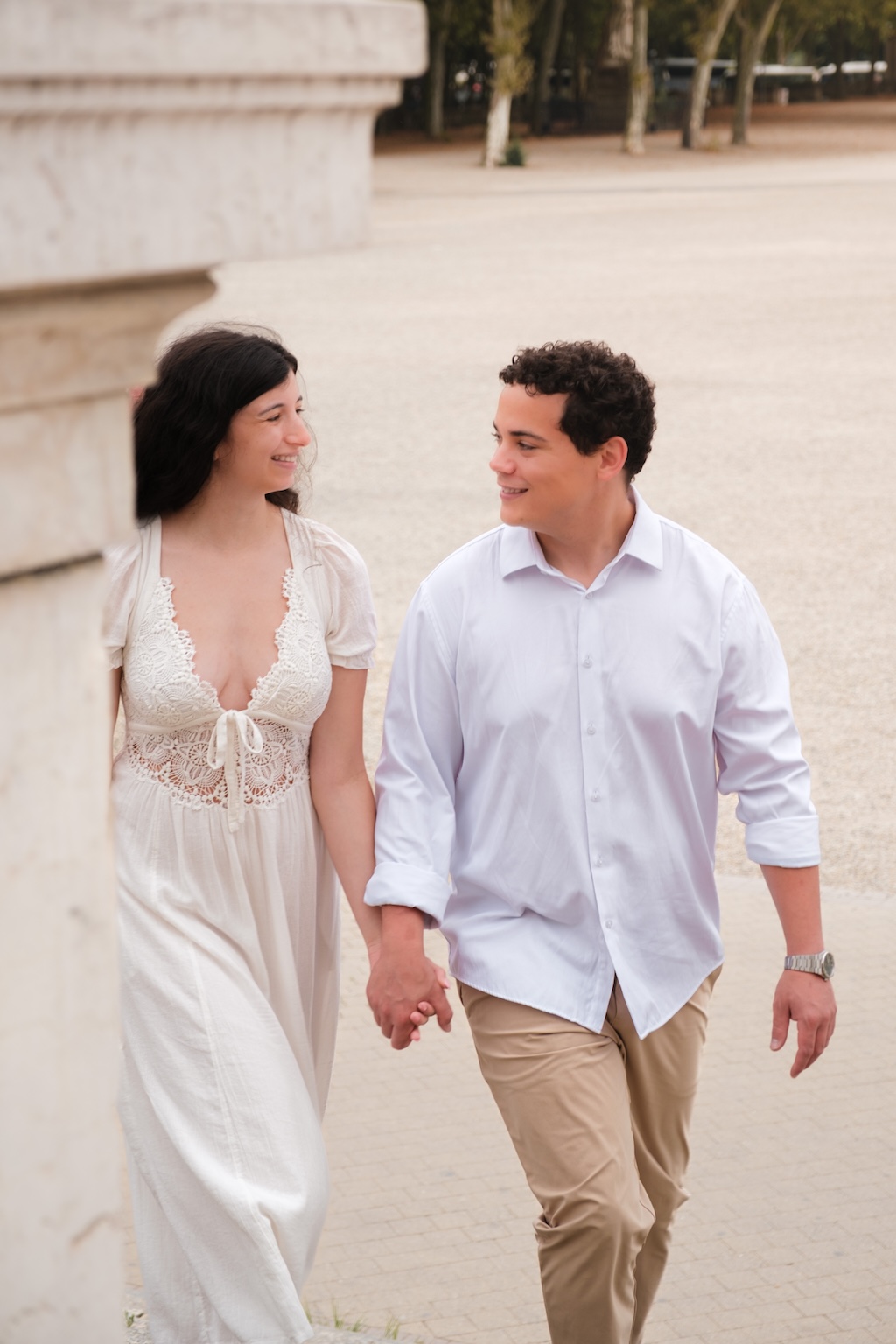 Un homme regardant sa femme dans un parc à Paris