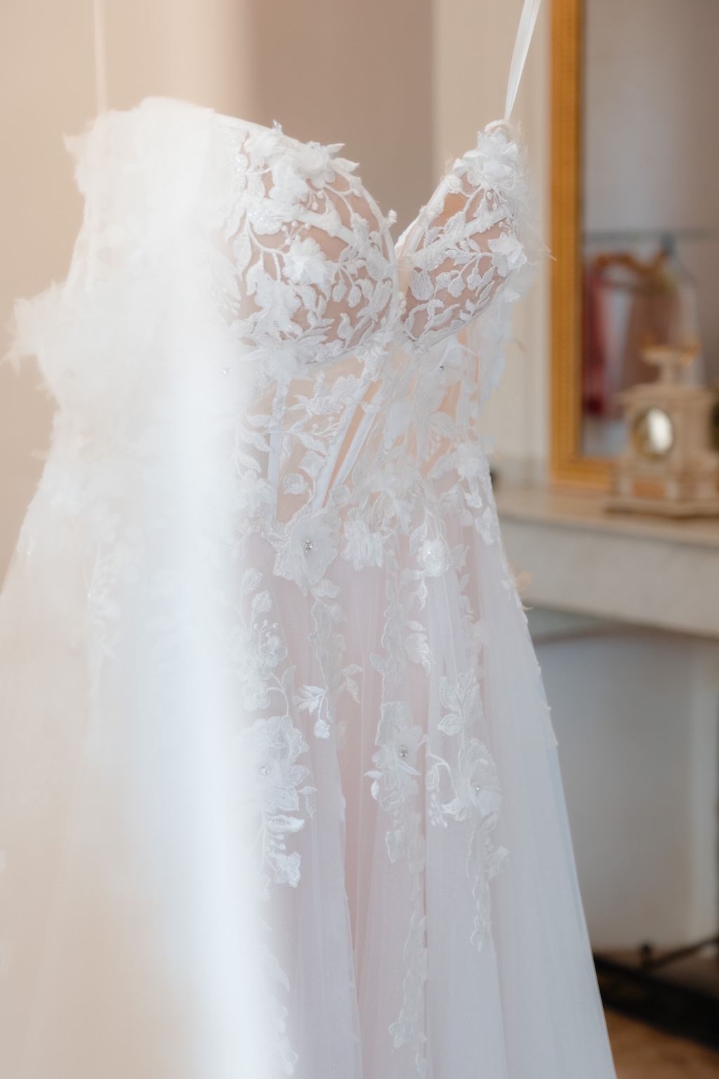 Détail de la robe de mariée avant la cérémonie laïque