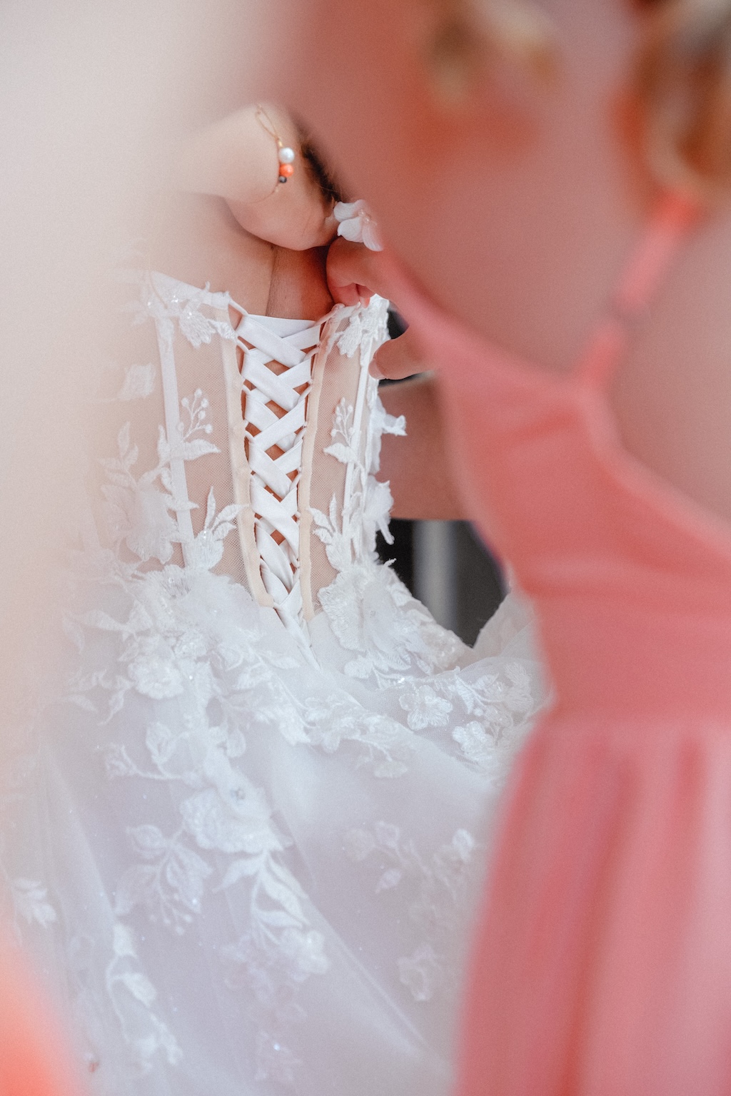 Scène des préparatifs de la mariée aidé de ses demoiselles d'honneur