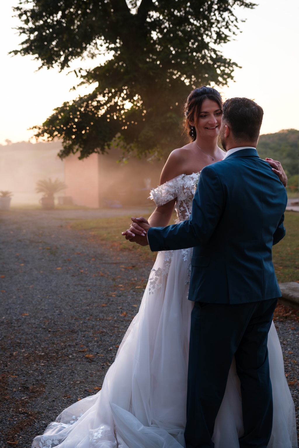 Couple dansant ensemble pour leur reportage de mariage