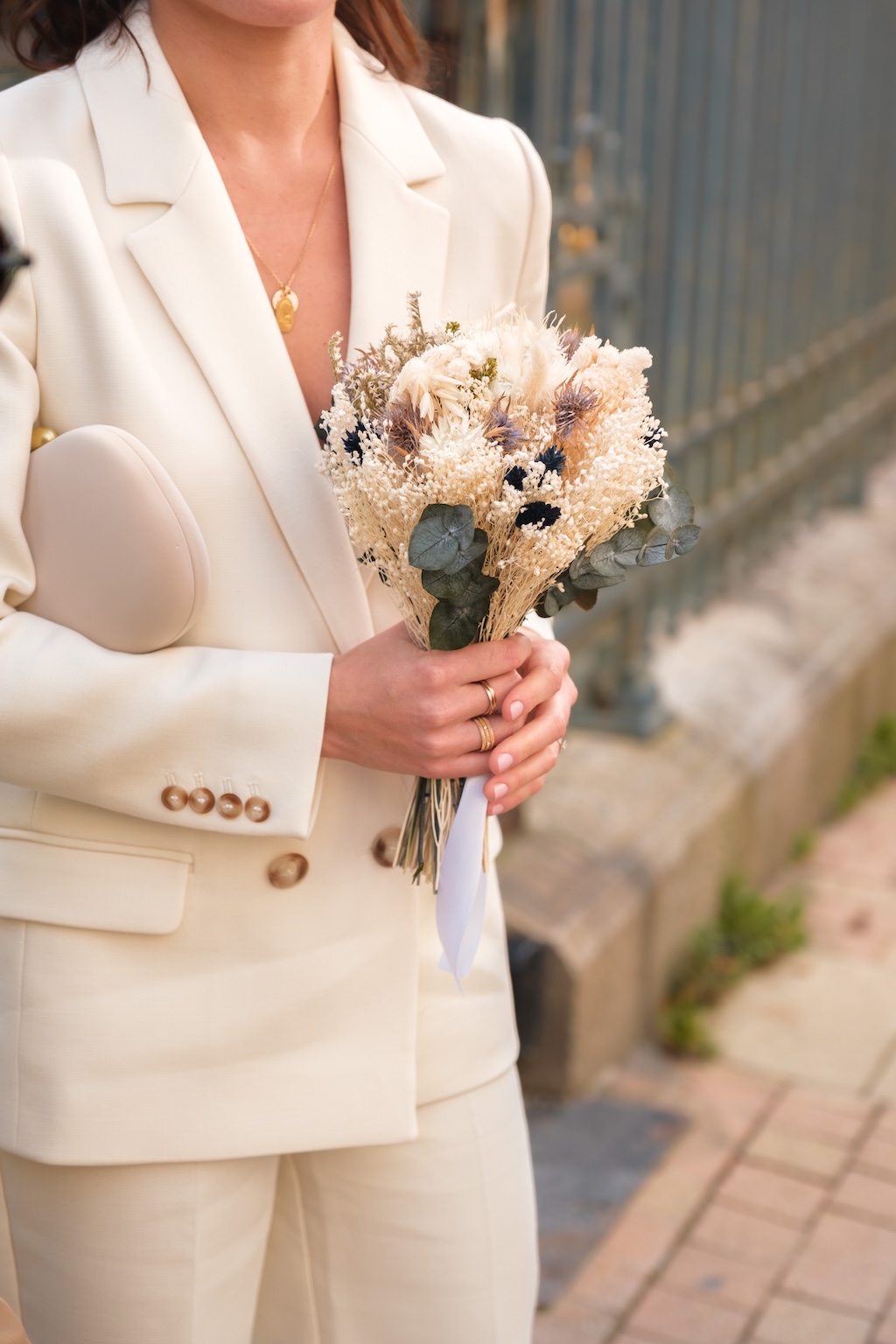 Détail d'un Fouquet de mariage dans les main d'une femme avant d'entrée dans la mairie