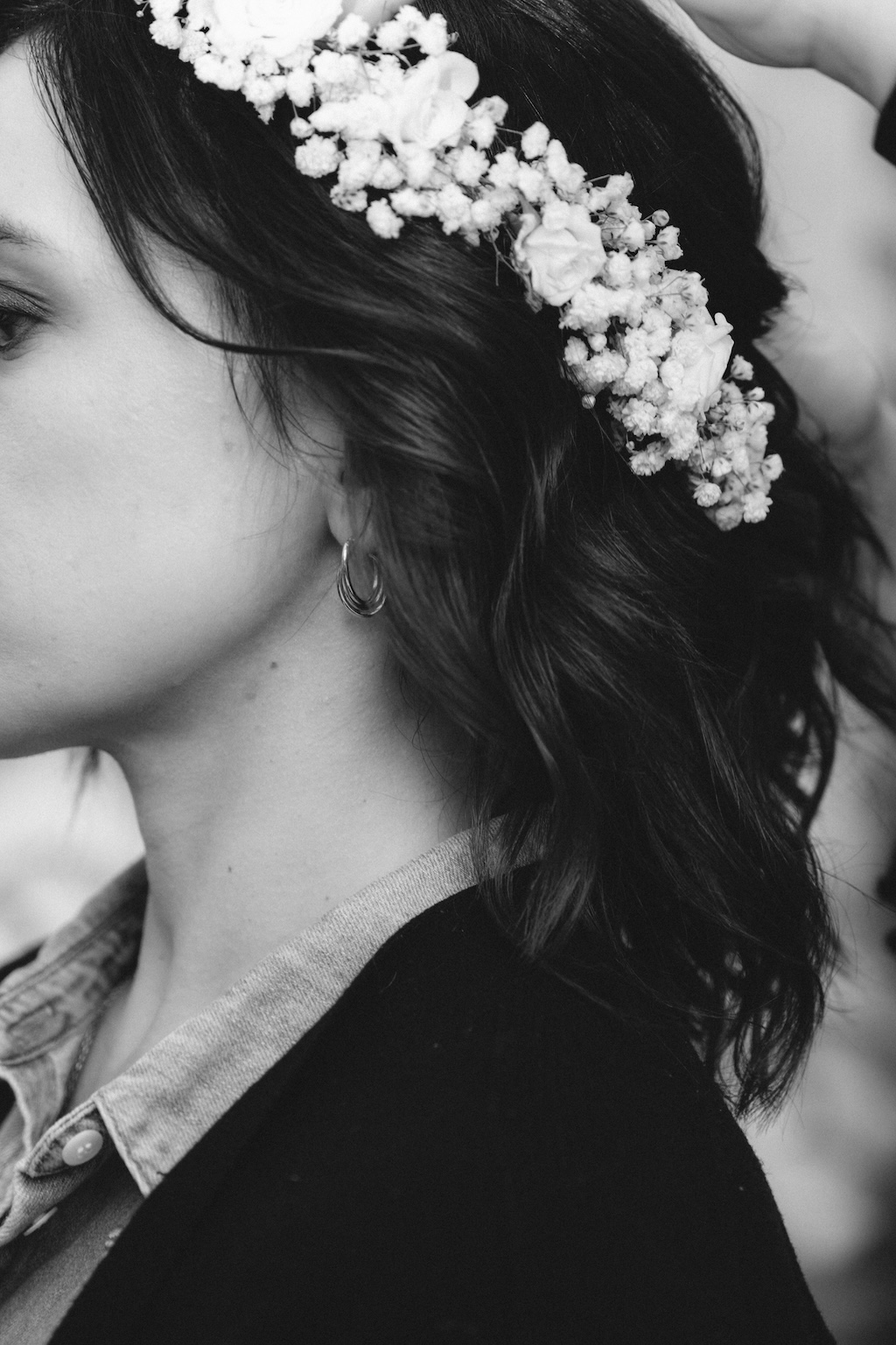 Détail de la coiffure de la mariée avec une couronne de fleur dans les cheveux