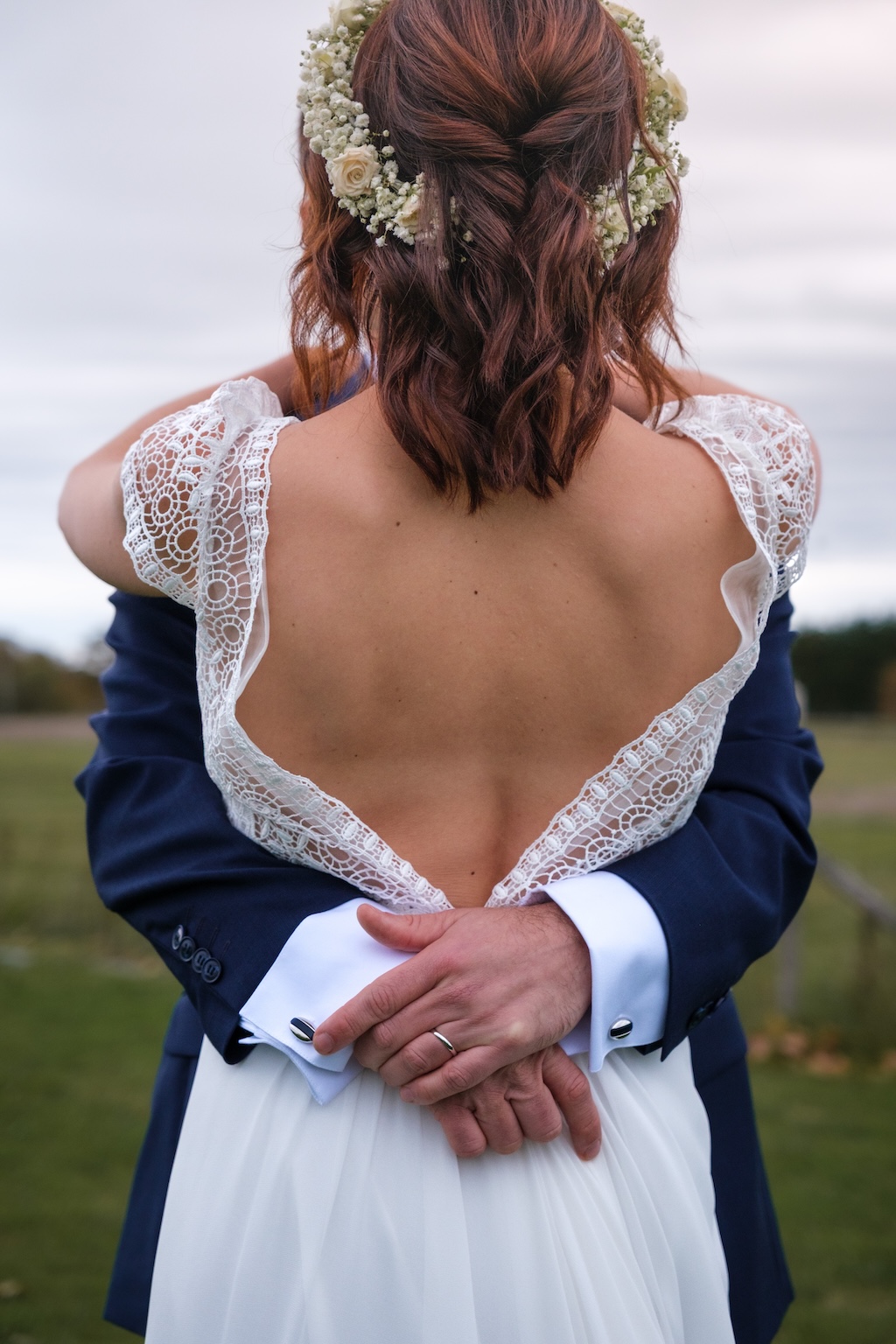 Détail du dos de la robe de la marié pendant l'ouverture du bal