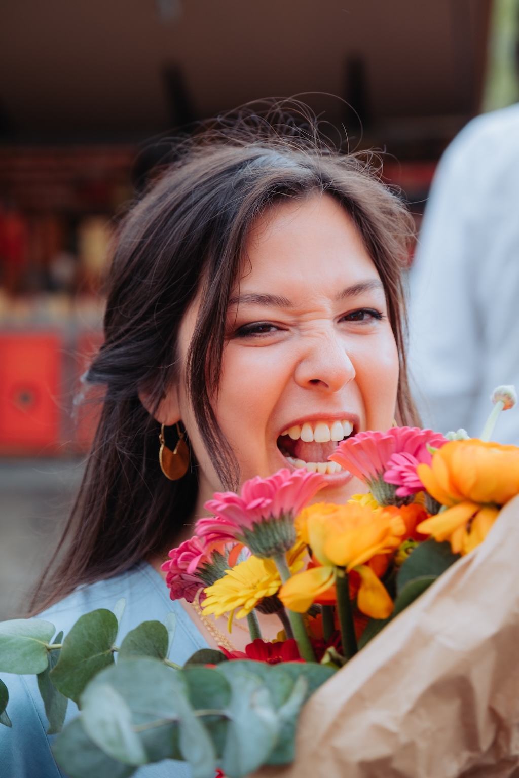 Portrait d'une femme avec un bouquet de fleur à Paris