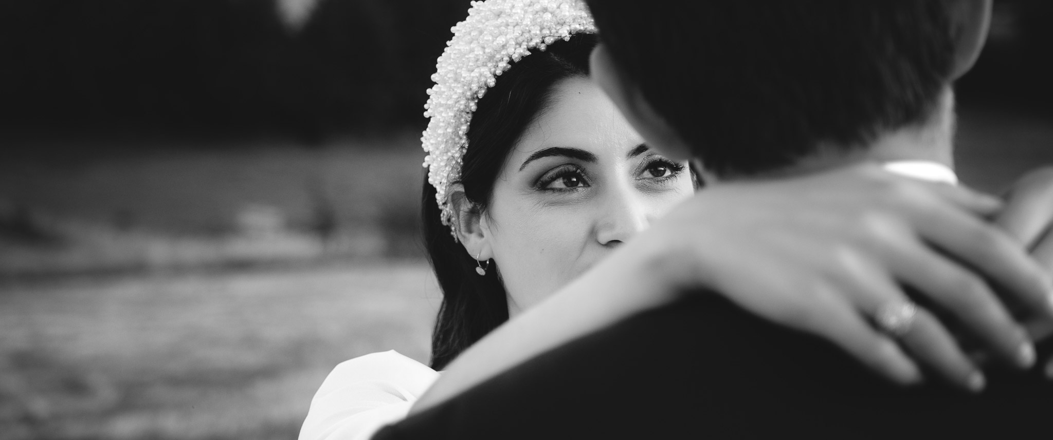 Femme mariée regardant son mari pendant leur danse d'ouverture de bal à Paris