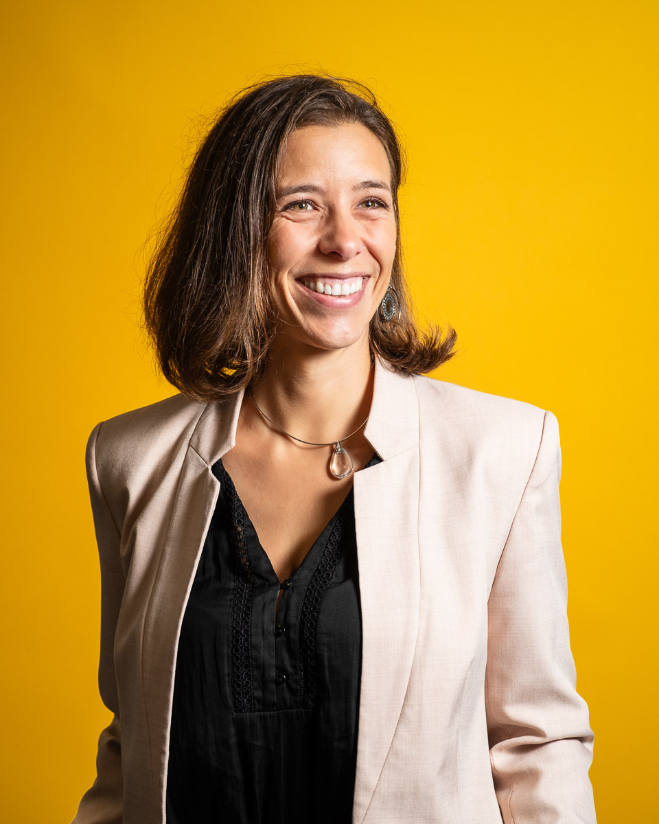 Portrait corporate d'une femme en costume sur mon jaune, session portrait corporate collaborateur