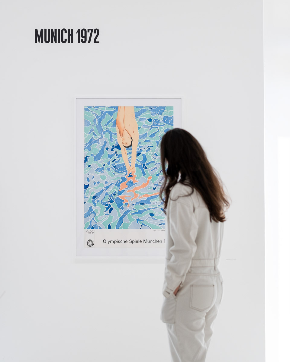 Une femme devant un tableau pour un reportage photo dans un musé