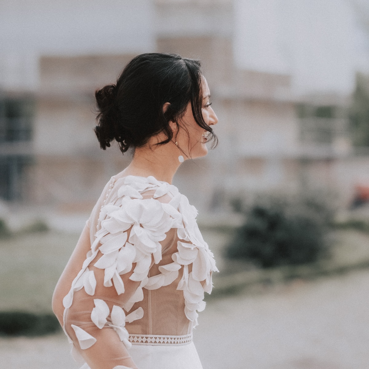 Mariée souriante devant une mairie à Paris pour son reportage de mariage