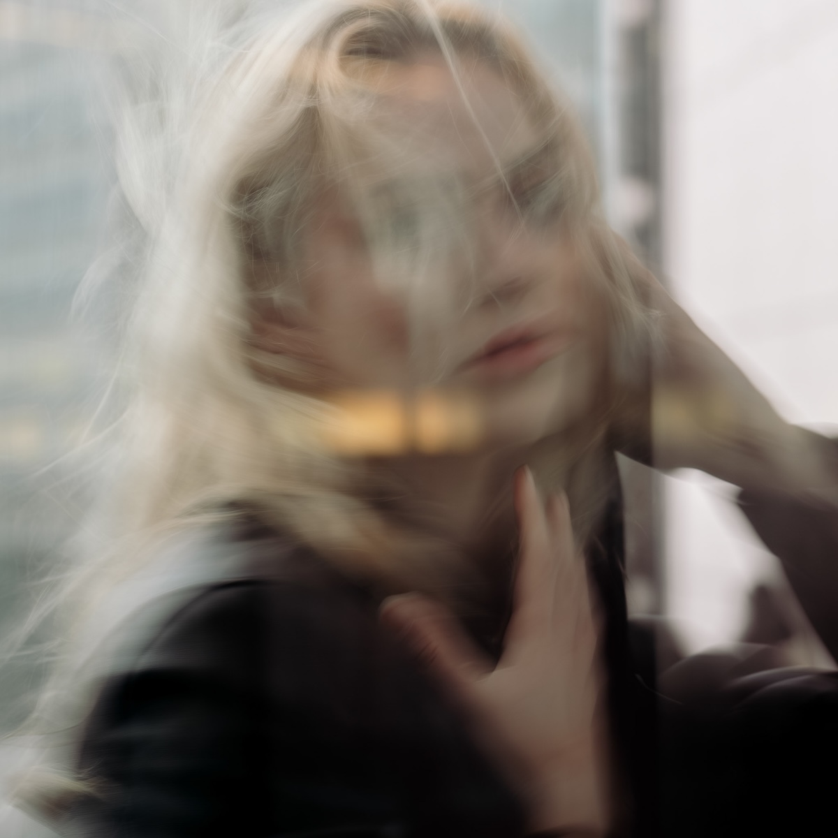 Portrait d'une femme de face se tenant les cheveux à Paris