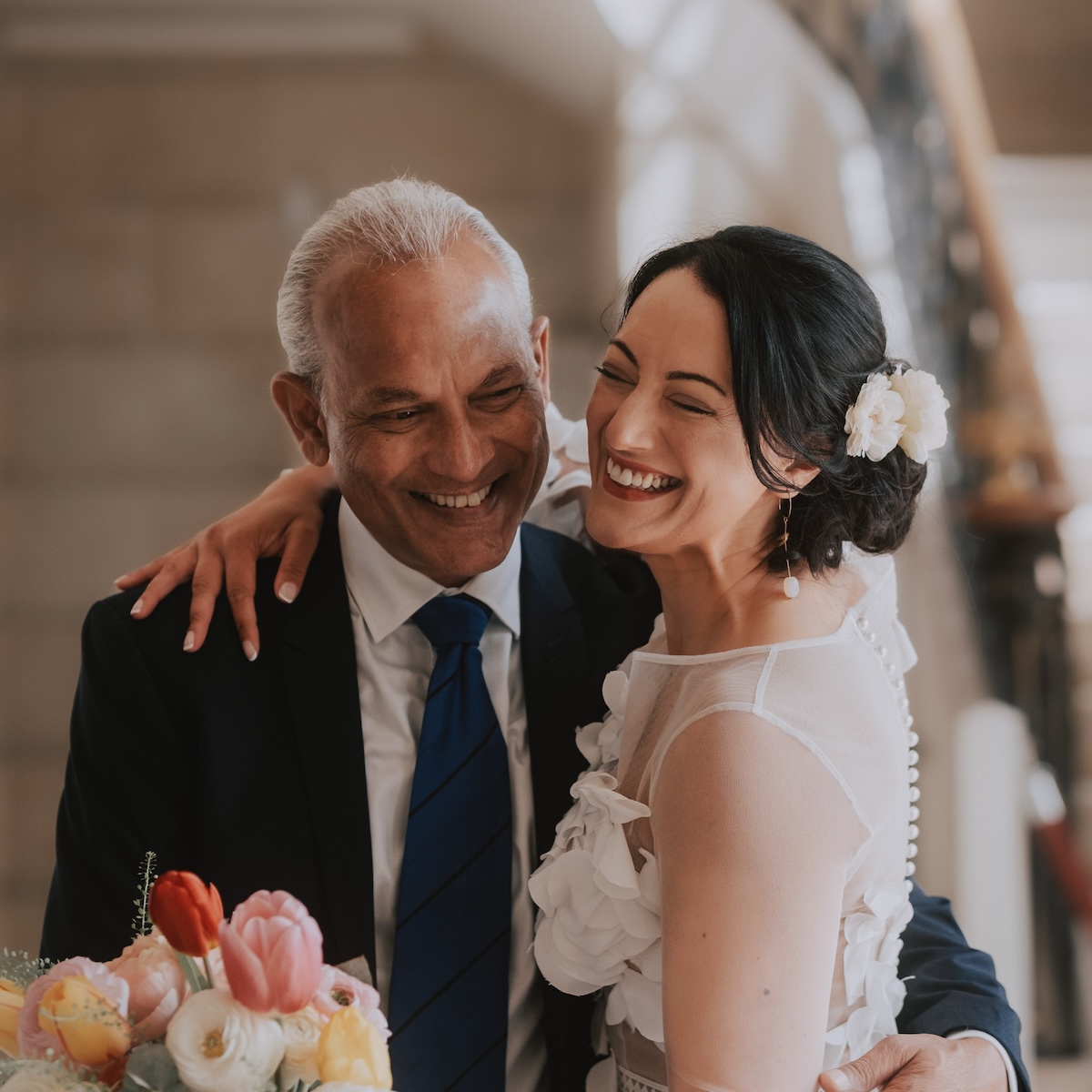 Mariée tenant son papa autour du coup dans la mairie de Paris lors de son mariage
