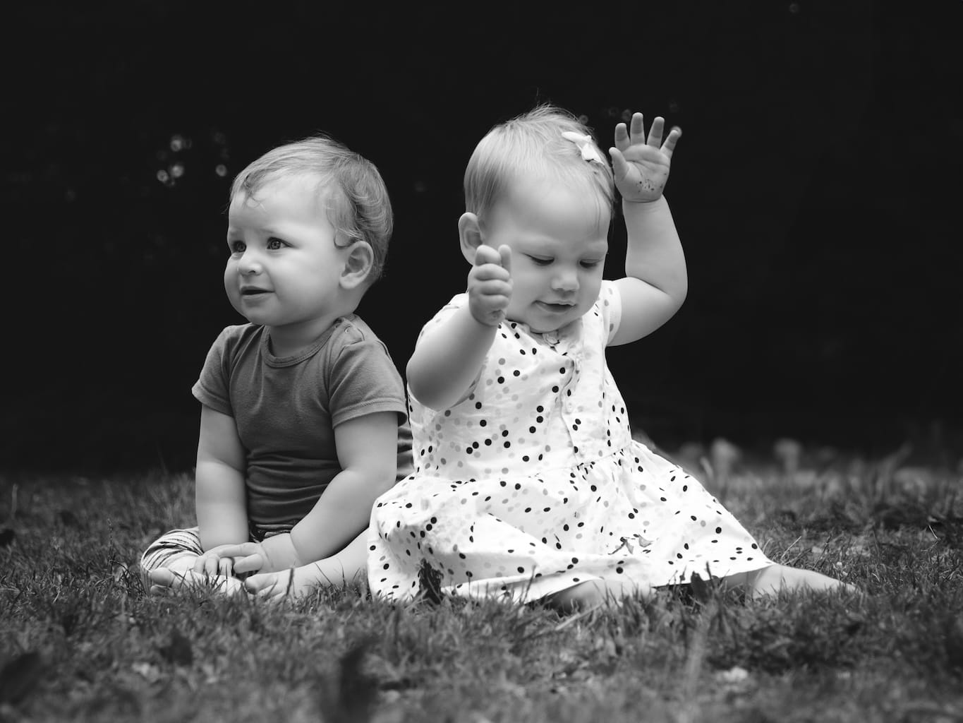 Deux jeunes enfant jouant dans un parc public à Paris