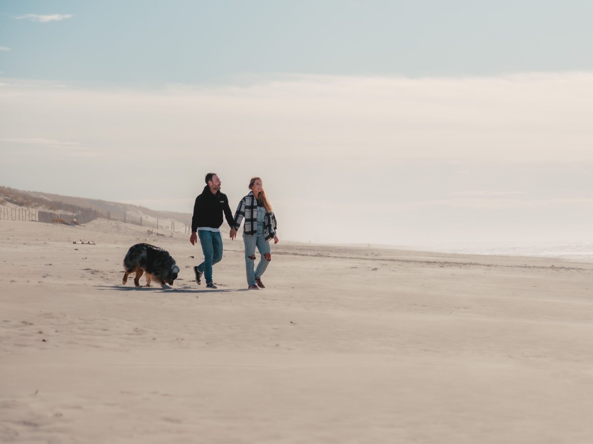 couple se baladant sur le plage et se tenant la main