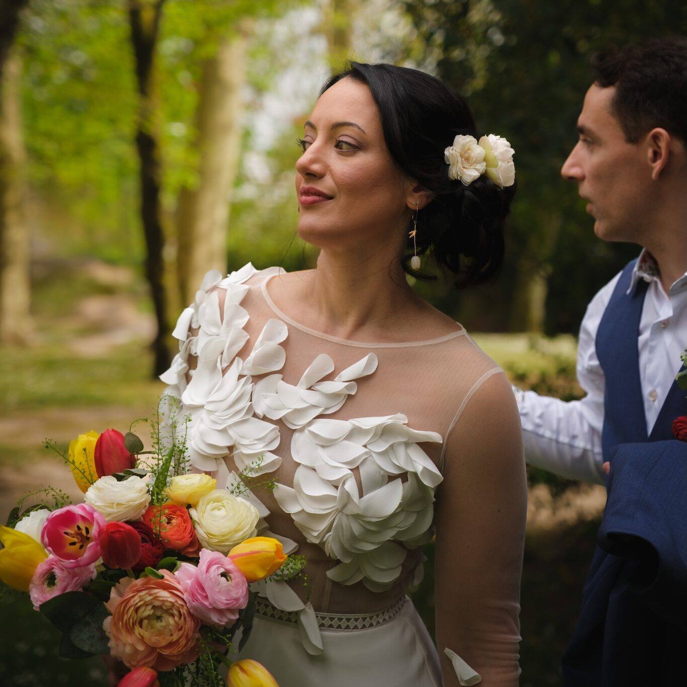 Mariage dans la forêt, lumière douce et bouquet de la mariée coloré