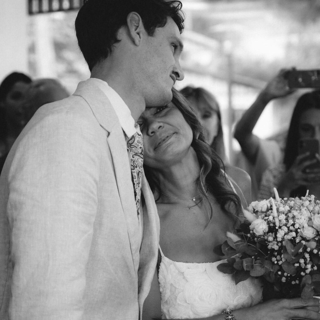 Mariée posant sa tête sur l'épaule du marié dans la mairie de Paris pour leur mariage civil