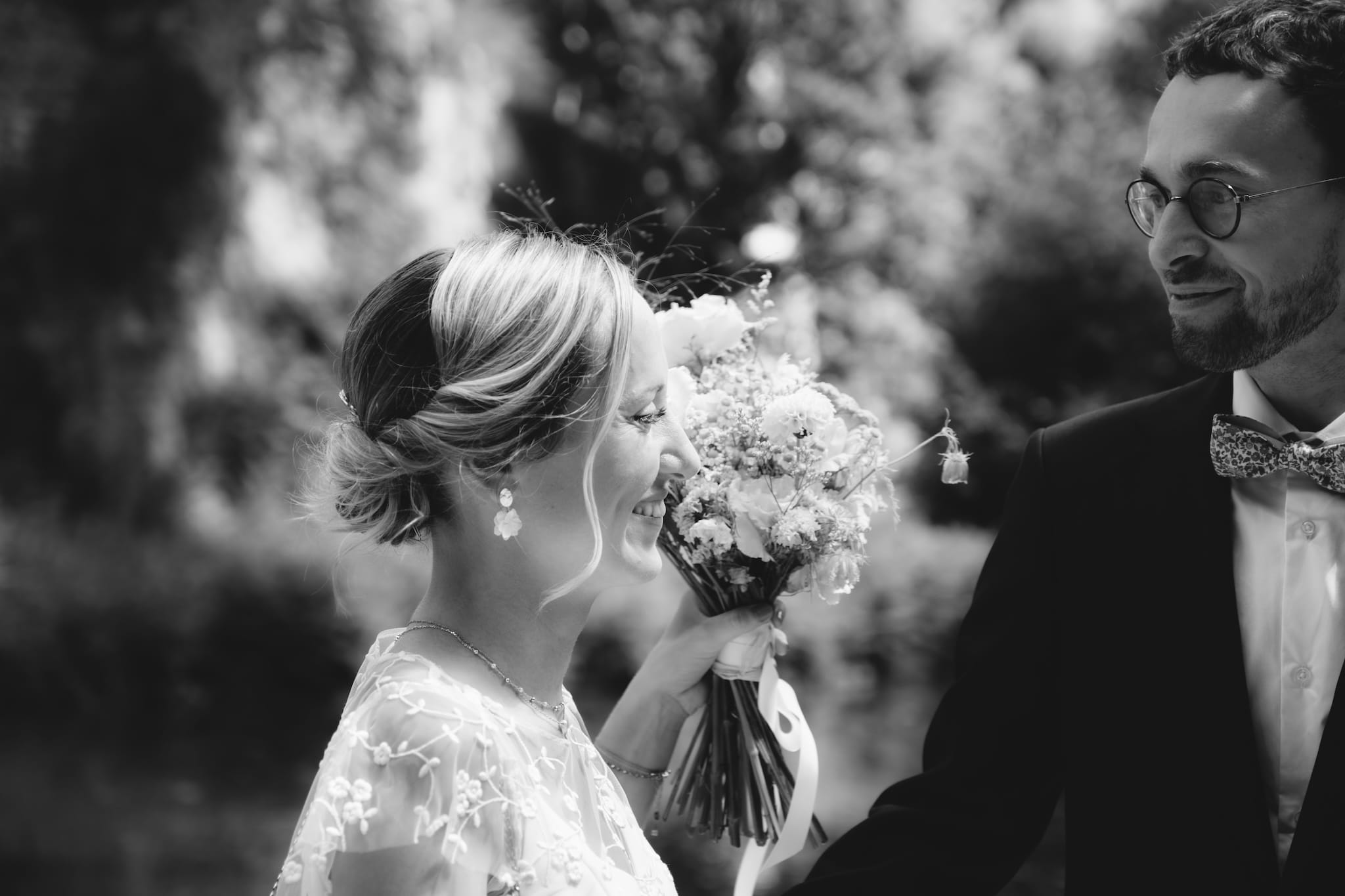 Mariée regardant son mari dans un parc de Paris le jour de son mariage